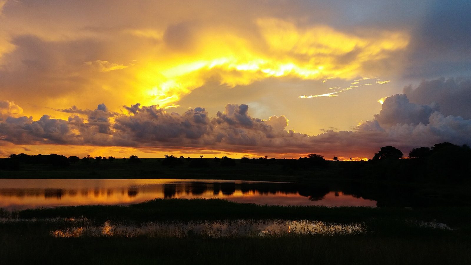 Pôr do sol na represa de Água Vermelha
