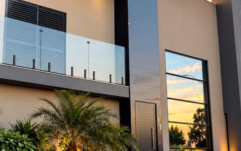 Sobrado de alto padrão mobiliado com 4 suítes e piscina aquecida no Residencial Flamboyant