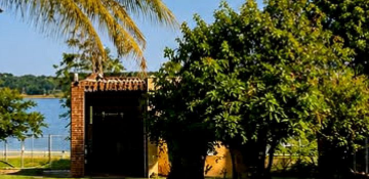 Rancho com 2 casas e 360 m² construídos no Condomínio Lago Azul