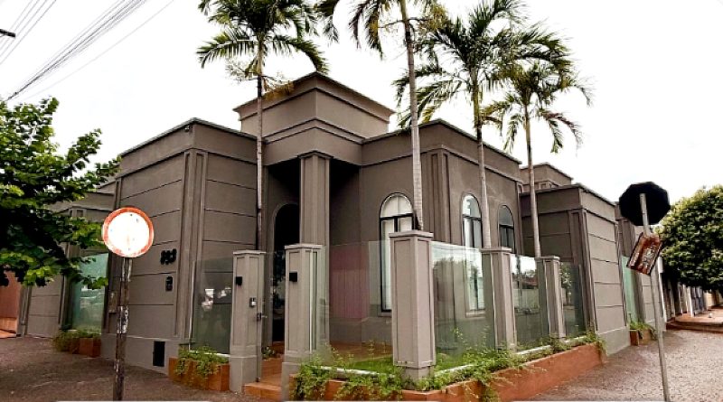 Casa com 3 suítes e garagem para 2 carros no Centro